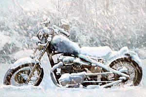Une moto sous la neige l'hiver