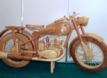 moto russe en bois