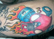 tatouage motard piston feu