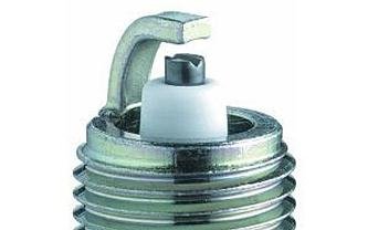 r�glage de l'�cartement d'une bougie d'allumage