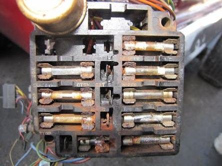 boite_a_fusible_rouillee