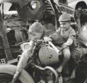 vieille_photo_moto_des_momes_heureux.jpg